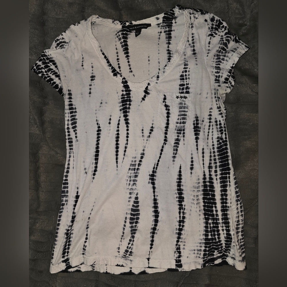 Size Med v neck tee